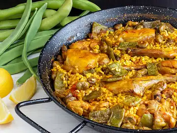 La paella valenciana es uno de los platos más típicos de la gastronomía española La paella valenciana es uno de los platos más típicos de la gastronomía española