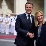 Giorgia Meloni estrecha la mano de Macron, en Roma