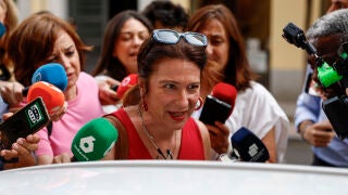 MADRID, 03/06/2025.- La militante socialista Leire D&iacute;ez sale este martes, de la sede del PSOE en la calle Ferraz de Madrid. Leire D&iacute;ez ha acudido esta tarde a la sede del PSOE en la madrile&ntilde;a calle de Ferraz para dar explicaciones sobre los audios publicados en los que se le escuchaba pedir informaci&oacute;n comprometedora sobre miembros de la UCO de la Guardia Civil que investigan casos cercanos al Gobierno. EFE/ Rodrigo Jim&eacute;nez 
