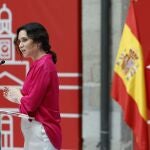 La presidenta de la Comunidad de Madrid, Isabel Díaz Ayuso, interviene en la presentación de una tecnología pionera basada en Inteligencia Artificial (IA) que mejorará la experiencia de los visitantes a los museos de la región, este martes en la Real Casa de Correos. 