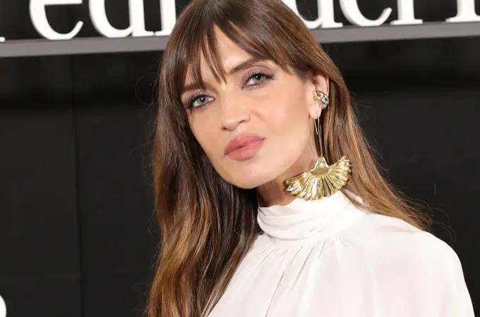 Sara Carbonero inaugura la Navidad con encaje blanco, medias florales y abrigo de leopardo: el look más tendencia para diciembre Sara Carbonero inaugura la Navidad con encaje blanco, medias florales y abrigo de leopardo: el look más tendencia para diciembre