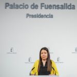 La consejera de Bienestar Social, Bárbara García Torijano, informa en rueda de prensa, en el Palacio de Fuensalida.