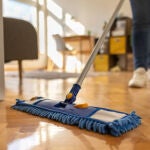 Una empleada del hogar limpia una casa