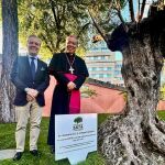 Un olivo centenario de la D.O. Baena honra al Papa Francisco en la Nunciatura Española