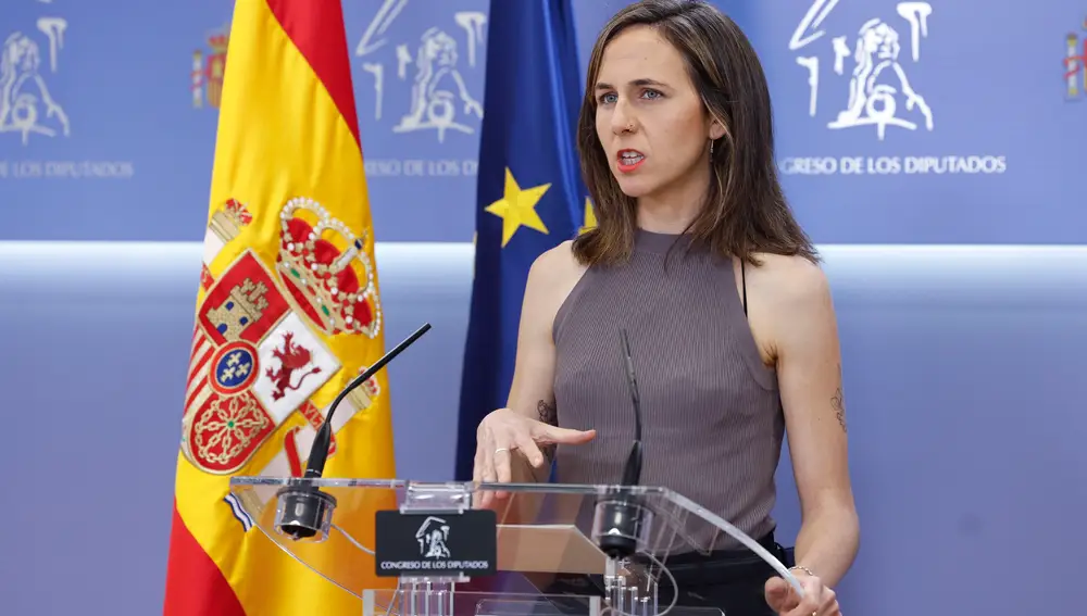 La secretaria general de Podemos, Ione Belarra, atiende a los medios de comunicación en una rueda de prensa