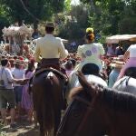 Rocieros de varias hermandades a su paso por el Vado del Quema en Aznalcázar (Sevilla)