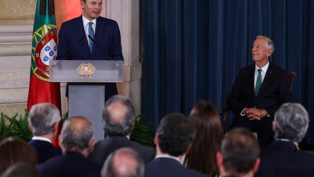 Portugal's new government sworn in