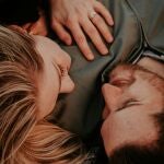 Lo que sí hacen las parejas que duran muchos años (y funciona)