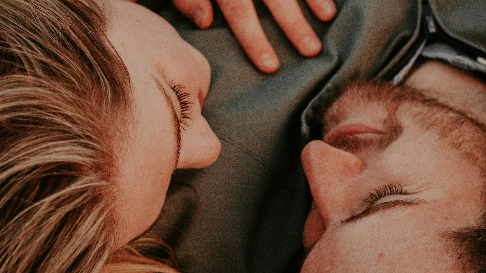 Lo que sí hacen las parejas que duran muchos años (y funciona)