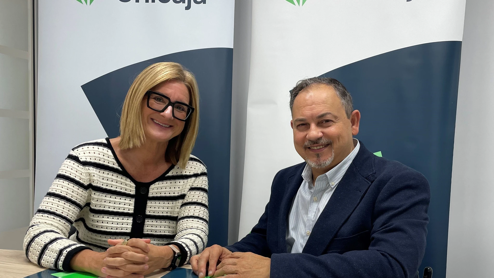 La directora de Relación con Grupos de Interés de Unicaja, María José Rivera, y el presidente del Club de Baloncesto Silla de Ruedas Valladolid, José Antonio de Castro Blanco.