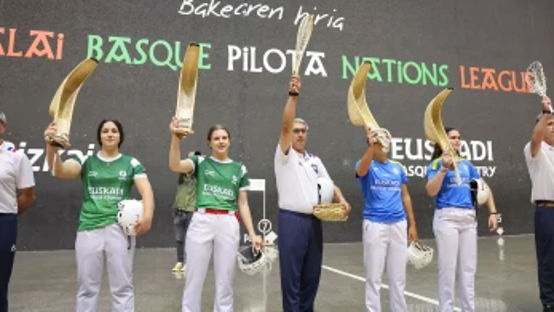 Las jugadoras de la selección española (d) y las de la selección de Euskadi (i) antes del partido