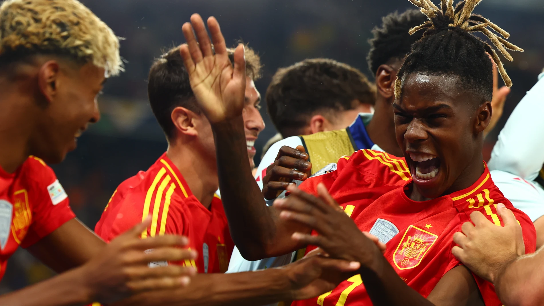 Stuttgart (Germany), 05/06/2025.- Spain's Lamine Yamal (L) and Nico Williams (R) celebrate the 4-0 goal during the UEFA Nations League semi-final soccer match between Spain and France, in Stuttgart, Germany, 05 June 2025. (Francia, Alemania, España) EFE/EPA/ANNA SZILAGYI