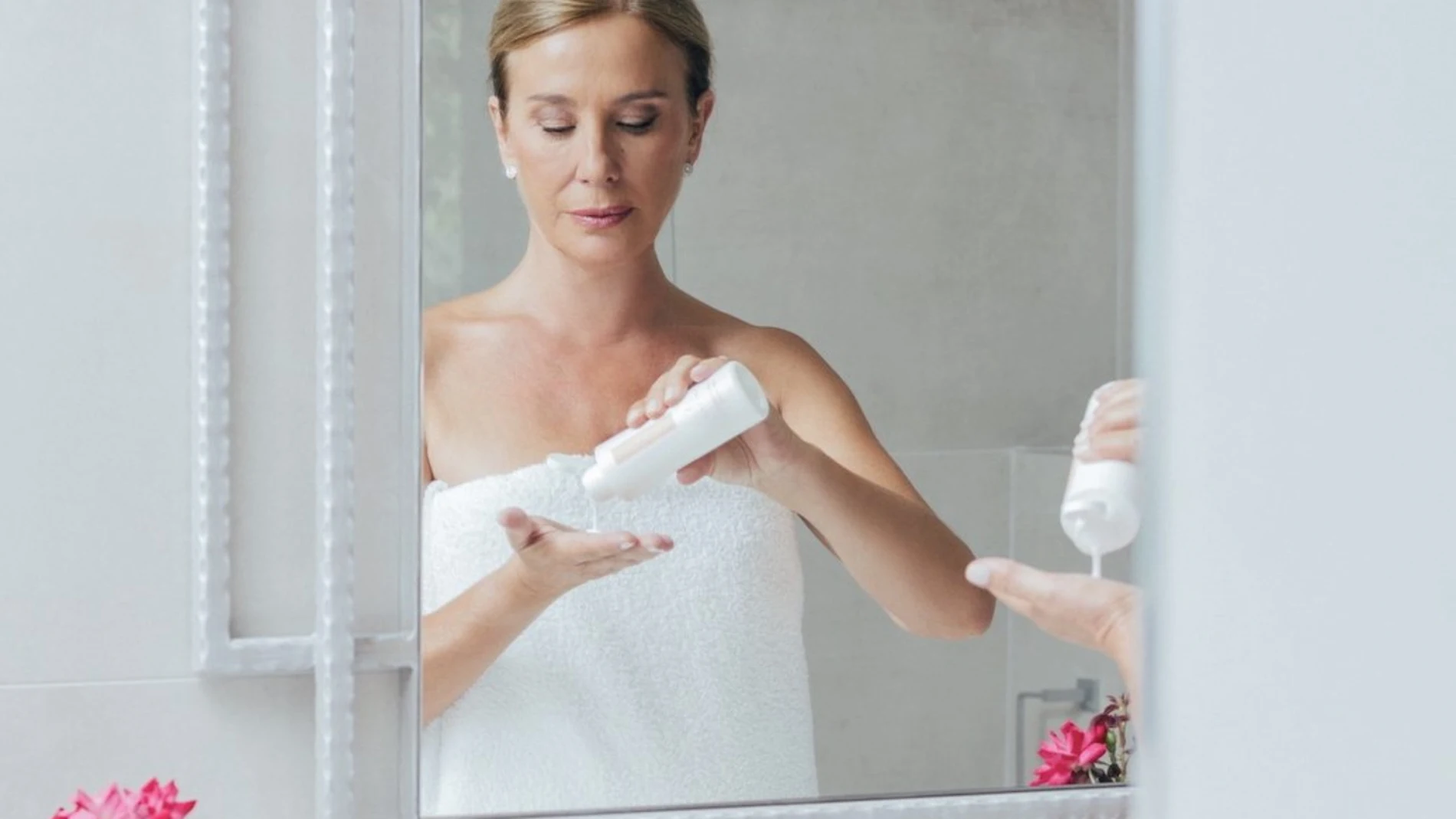 Mujer cuidándose la piel