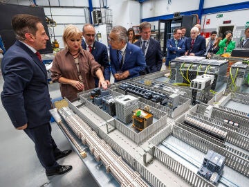 La consejera Leticia Garc&iacute;a visita las instalaciones de Nicol&aacute;s Correa Electr&oacute;nica en Burgos junto a Roberto S&aacute;iz, Borja Su&aacute;rez y el director de la empresa, Jos&eacute; Carlos Mart&iacute;nez