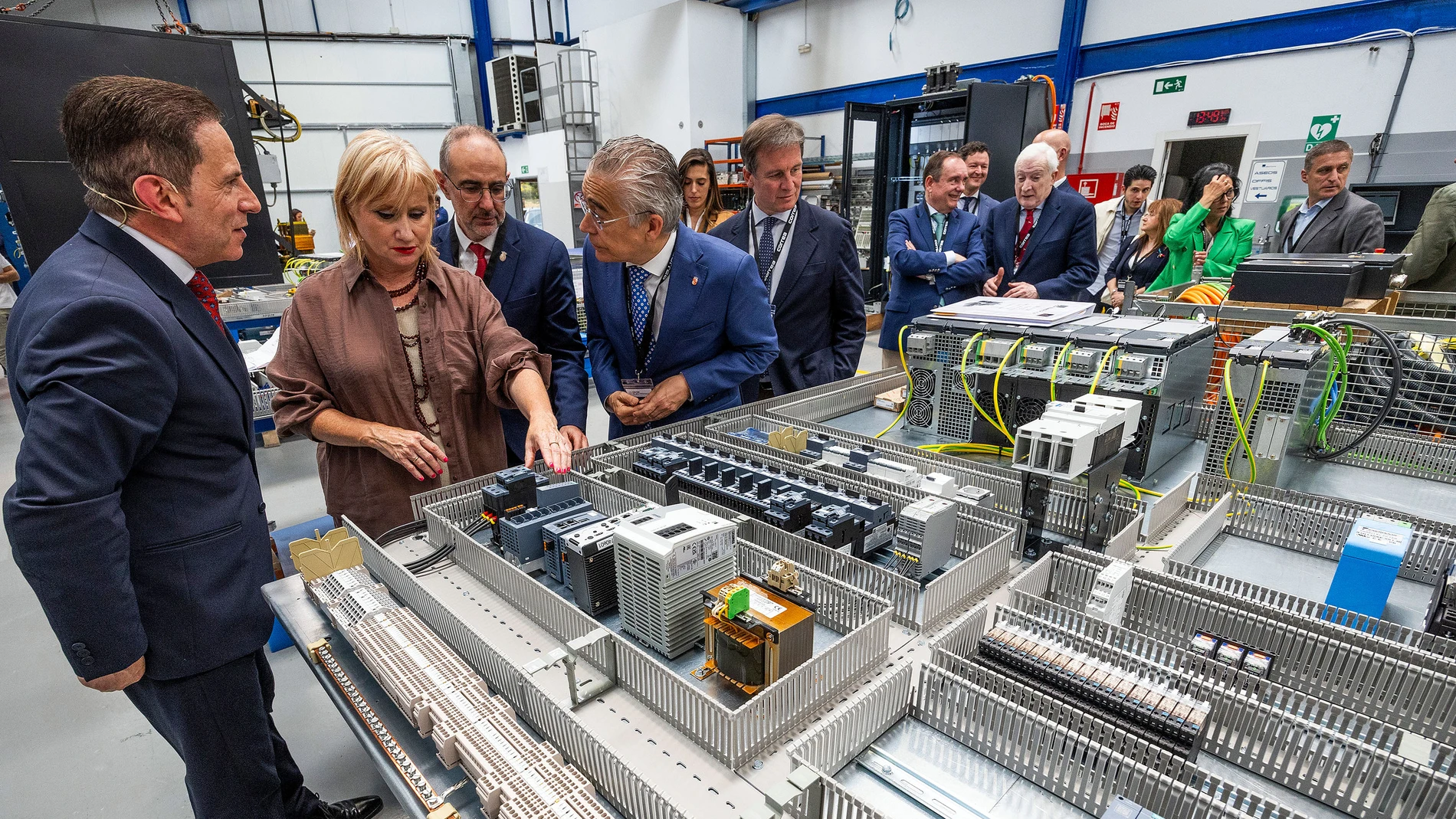 La consejera Leticia García visita las instalaciones de Nicolás Correa Electrónica en Burgos junto a Roberto Sáiz, Borja Suárez y el director de la empresa, José Carlos Martínez