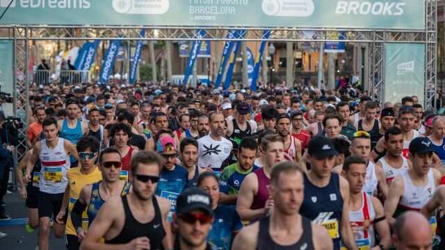 Cientos de personas participan en la eDreams Mitja Marató de Barcelona, a 16 de febrero de 2025, en Barcelona,