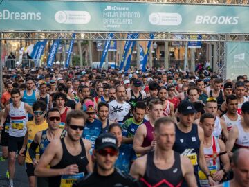 Cientos de personas participan en la eDreams Mitja Marat&oacute; de Barcelona, a 16 de febrero de 2025, en Barcelona,
