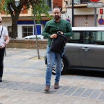 El exprocurador socialista Angel Hernández acude junto a su abogado a la Audiencia provincial de Soria para una audiencia preliminar