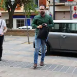 El exprocurador socialista Angel Hernández acude junto a su abogado a la Audiencia provincial de Soria para una audiencia preliminar