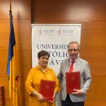 La rectora de la UCAV, María del Rosario Saéz Yuguero, y el presidente de CODEM, Jorge Andrada Serrano, tras firmar el acuerdo