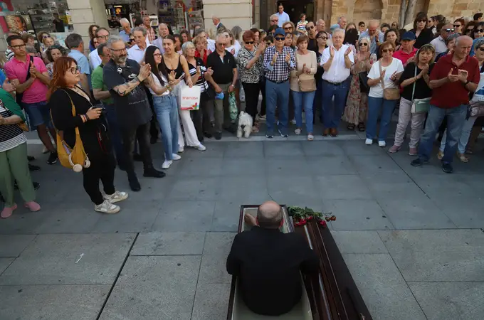 Un ataúd para escenificar la muerte de Sanabria por los recortes de la alta velocidad Un ataúd para escenificar la muerte de Sanabria por los recortes de la alta velocidad