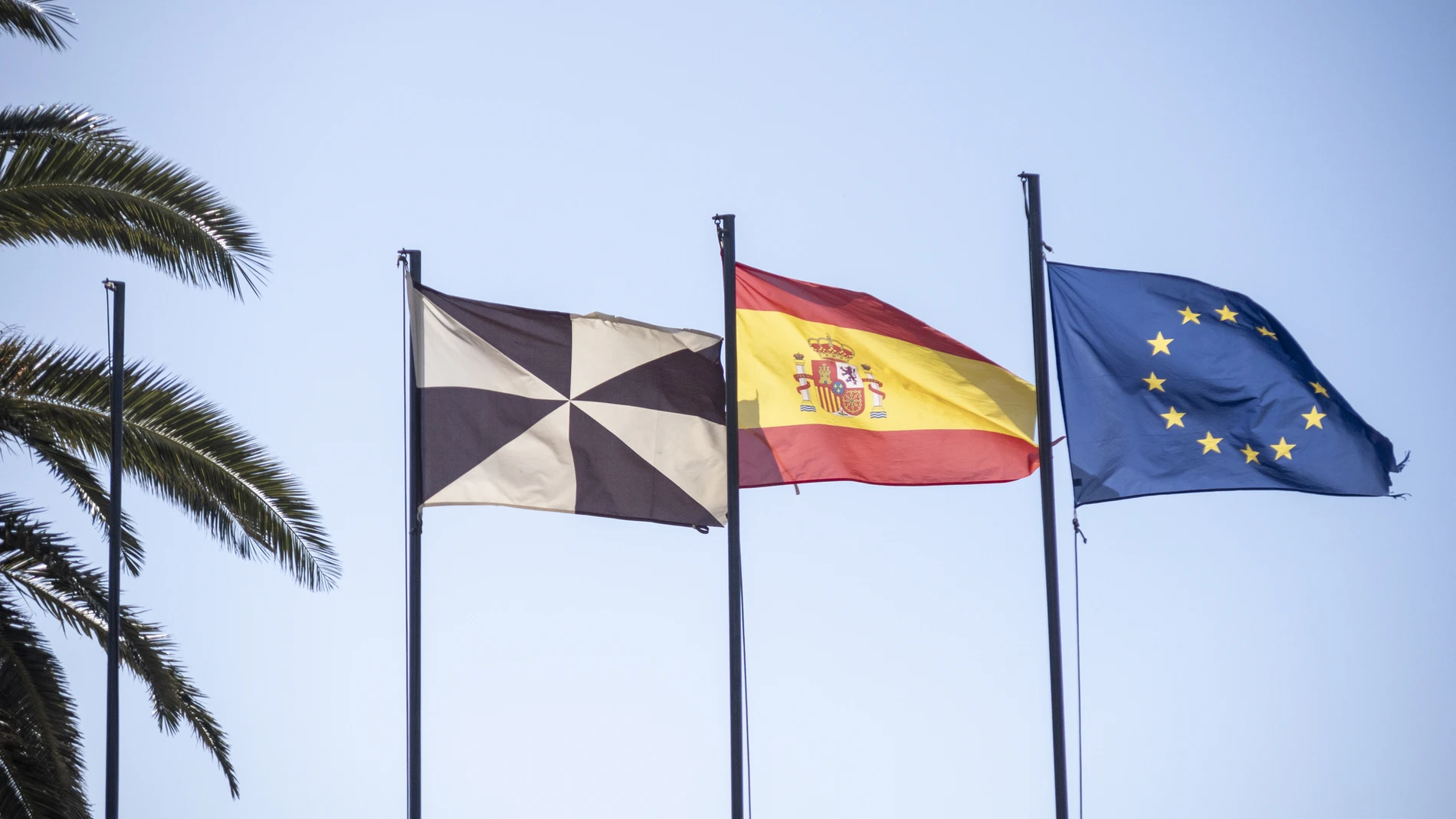 Ceuta y Melilla son dos ciudades autónomas bajo soberanía de España que están en África, pero pese a ser españolas, no están amparadas por el tratado de la OTAN