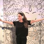 Bibiana Domit frente su mural en Starlite