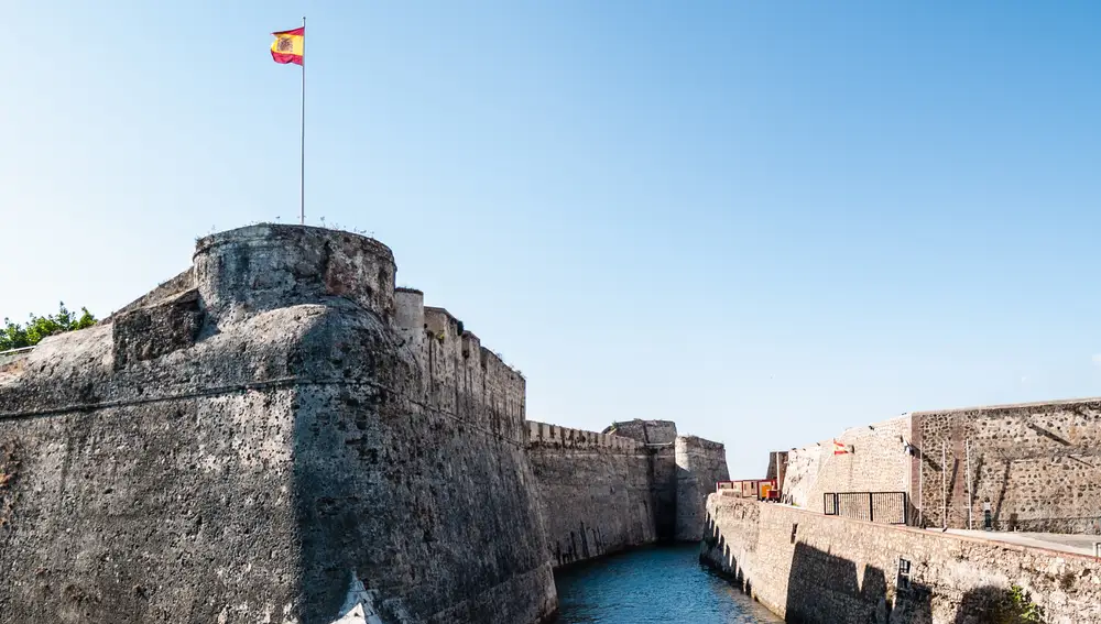 Una bandera de España ondea en el castillo de Ceuta