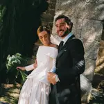 Claudia Parrast y su marido en su boda.