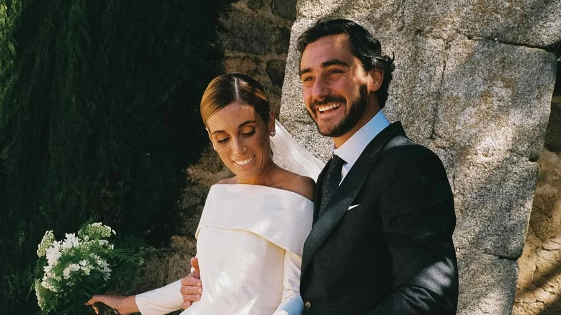 Claudia Parrast y su marido en su boda.