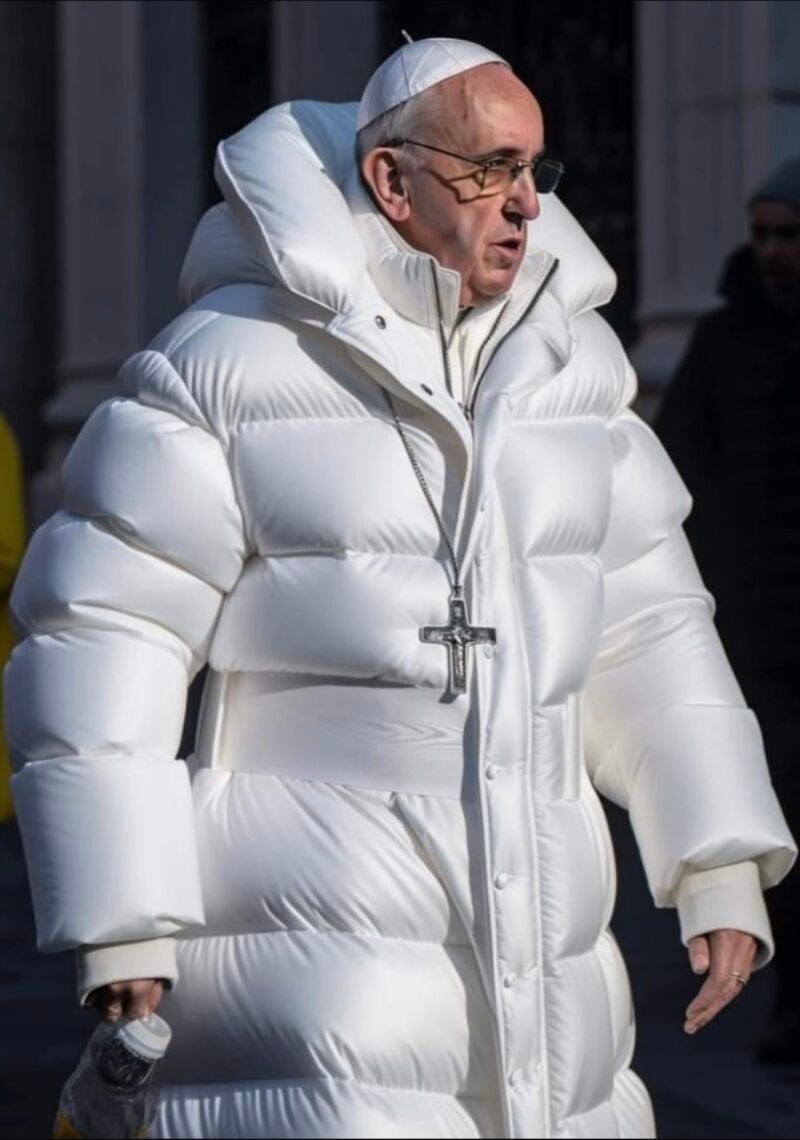 Hace meses que se hizo viral esta imagen del Papa Francisco con plumas generada por la inteligencia artificial