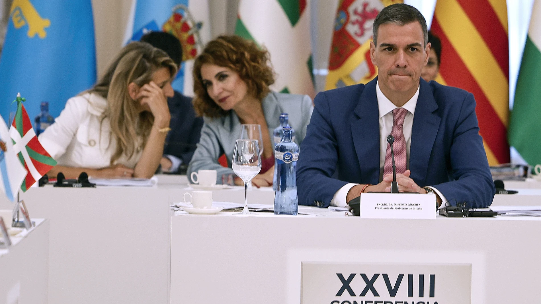 El presidente del Gobierno, Pedro Sánchez (d), acompañado por las vicepresidentas primera y ministra de Hacienda, María Jesús Montero (c, detrás), y segunda y ministra de Trabajo, Yolanda Díaz (i, detrás), momentos antes del inicio de la XXVIII Conferencia de Presidentes que se celebra este viernes en el Palau de Pedralbes, en Barcelona.