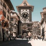 Personas de diferente nacionalidad paseando por Suiza