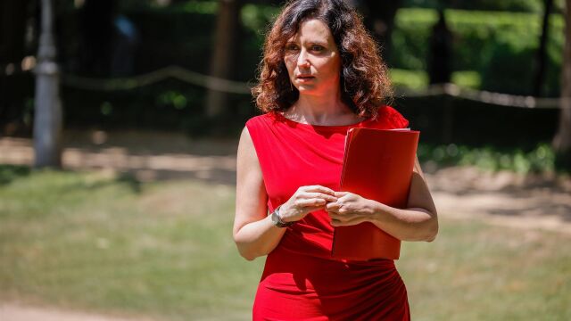 Ayuso defiende su libertad ante pinganillos y no pide que la sigan: "No necesito hacer sainetes con nadie"
