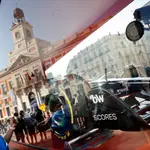 El monoplaza de Fórmula 1 de Carlos Sainz hace parada en la Puerta del Sol antes de su exhibición en Ifema Madrid