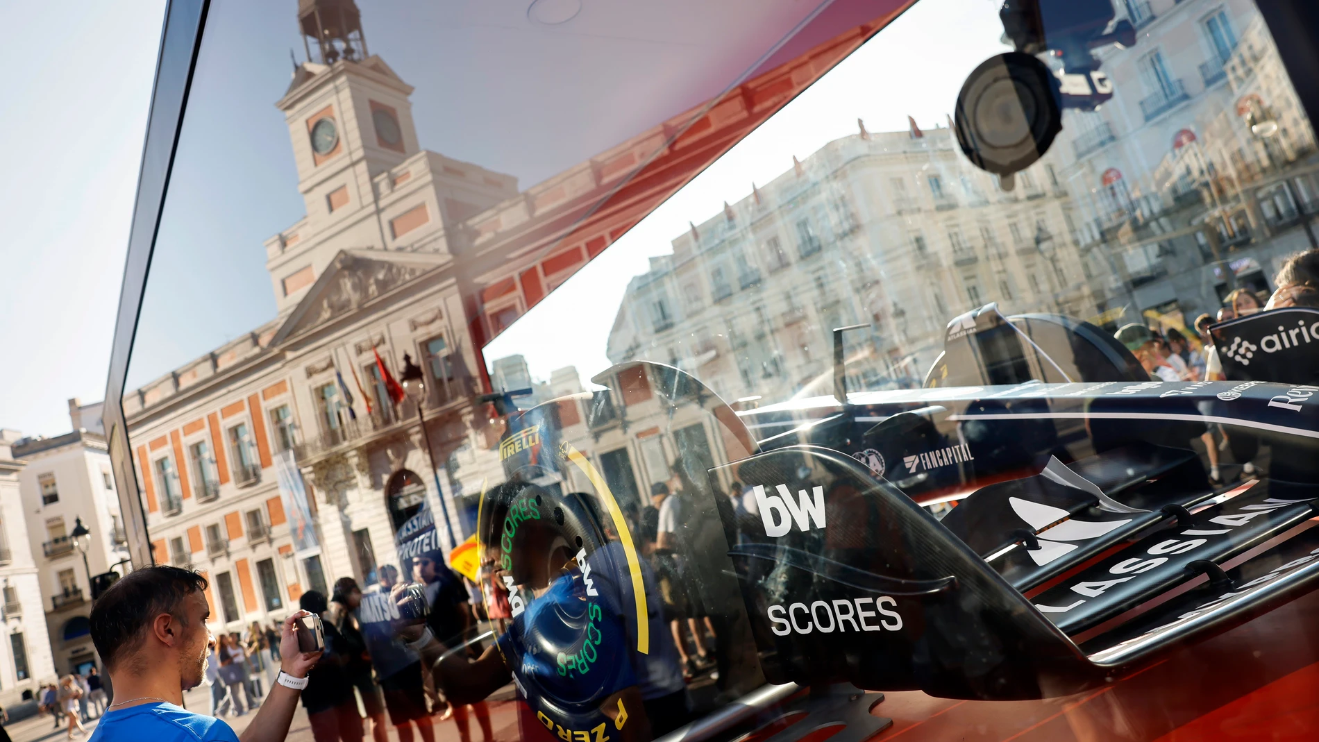 El monoplaza de Fórmula 1 de Carlos Sainz hace parada en la Puerta del Sol antes de su exhibición en Ifema Madrid REMITIDA / HANDOUT por COMUNIDAD DE MADRID Fotografía remitida a medios de comunicación exclusivamente para ilustrar la noticia a la que hace referencia la imagen, y citando la procedencia de la imagen en la firma 06/06/2025