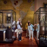 Reportaje de voluntarios culturales mayores de Ceate en el Museo Naval de Madrid. Ceate tiene como objetivo que las personas mayores, convenientemente preparadas, puedan enseñar de forma voluntaria y altruista los Museos y el Patrimonio Histórico-Artístico español a niños y jóvenes estudiantes, y a grupos de adultos y jubilados que requieran este servicio.