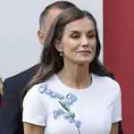 La Reina Letizia con vestido floral en el Día de las Fuerzas Armadas en Tenerife.