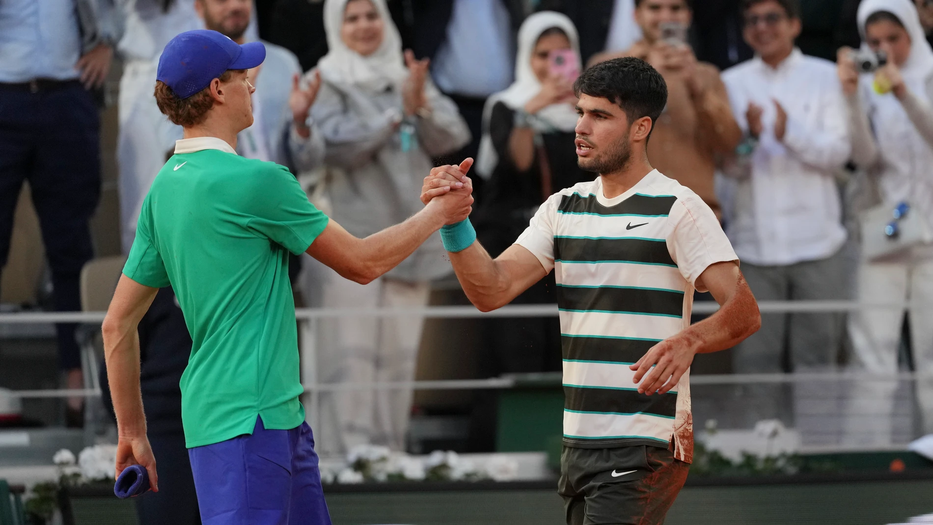 Winner Spain's Carlos Alcaraz, right, and Italy's Jannik Sinner shake hands after the final match of the French Tennis Open at the Roland-Garros stadium in Paris, Sunday, June 8, 2025. (AP Photo/Thibault Camus)