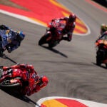 Marc Márquez lidera la carrera larga del GP de Aragón por delante de Álex Márquez y Bagnaia