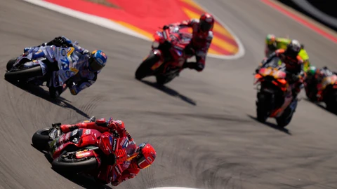 Marc Márquez lidera la carrera larga del GP de Aragón por delante de Álex Márquez y Bagnaia