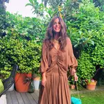 Nuria Roca con conjunto boho marrón.