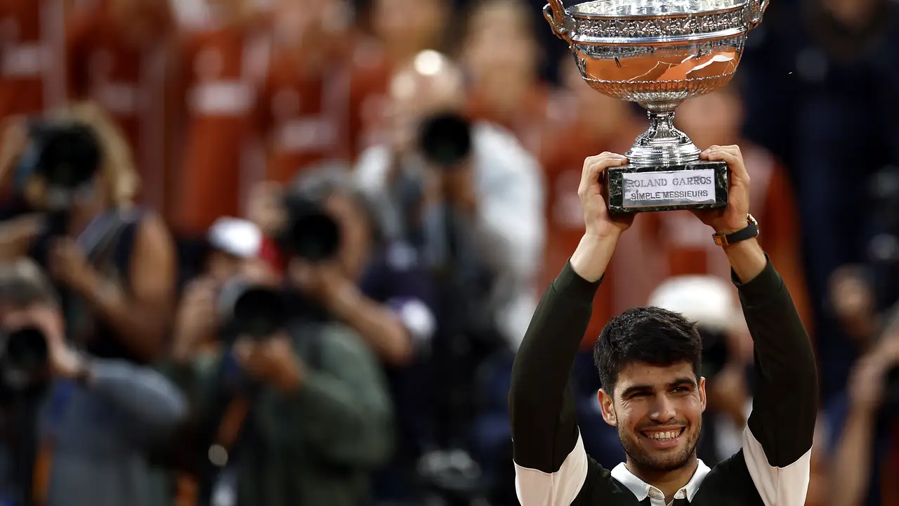 Alcaraz firma una remontada gloriosa para ganar Roland Garros