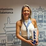 La concejal de Medio Ambiente, María José Coca, con el reconocimiento