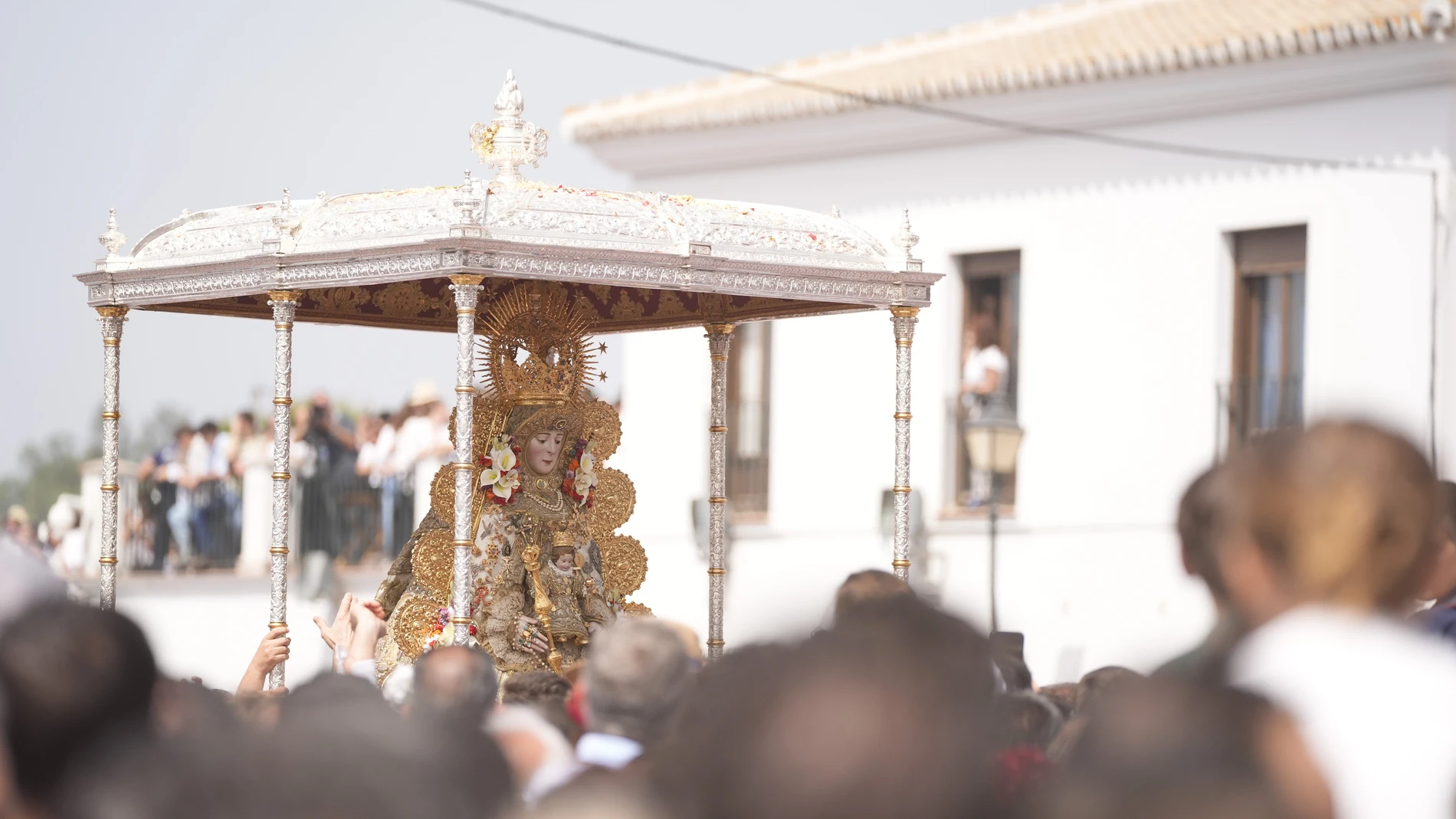 La Virgen del Rocío por las calles de la aldea