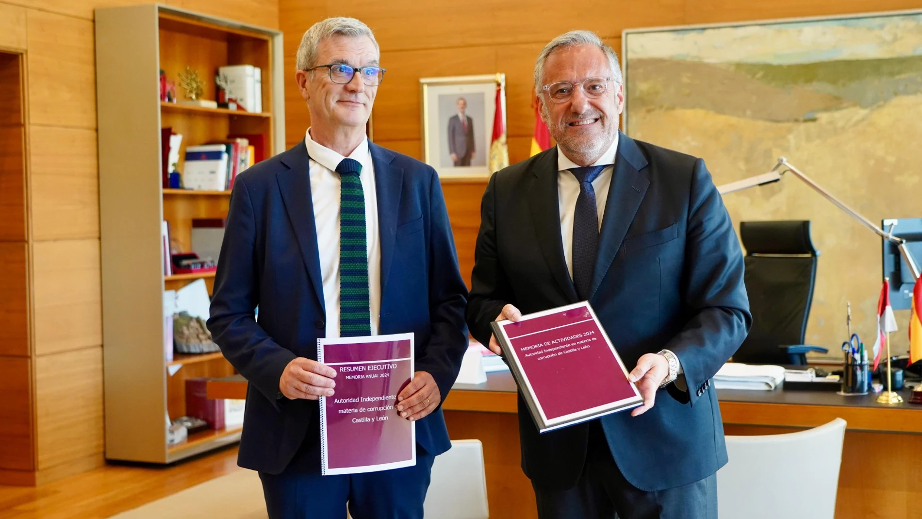 Carlos Pollán recibe el informe por parte de Luis Gracia