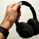 Los Sony WH‑1000XM4 ofrecen cancelación activa de primer nivel, sonido equilibrado y hasta 30 horas de autonomía