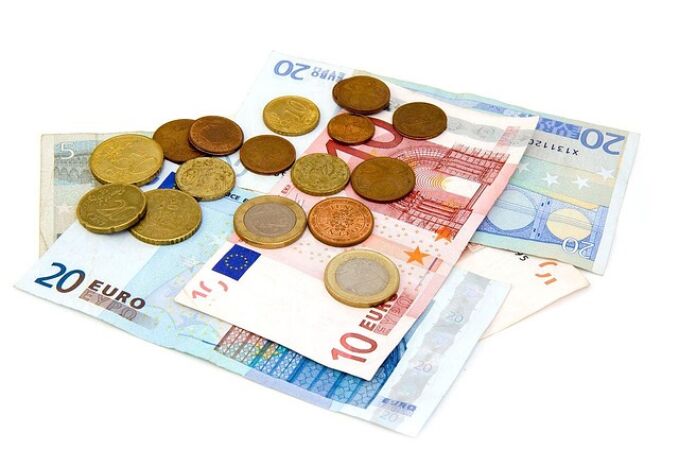 ¿Euros o pavos? Una lingüista revela por qué llamamos al dinero de esta forma 