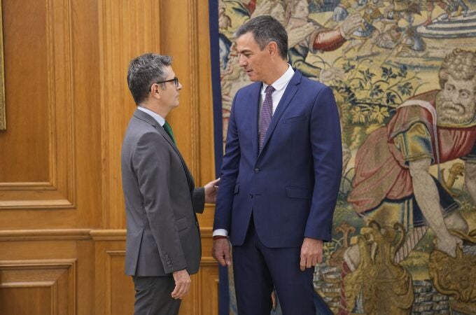 Pedro Sánchez habla con Félix Bolaños