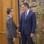 Pedro Sánchez habla con Félix Bolaños
